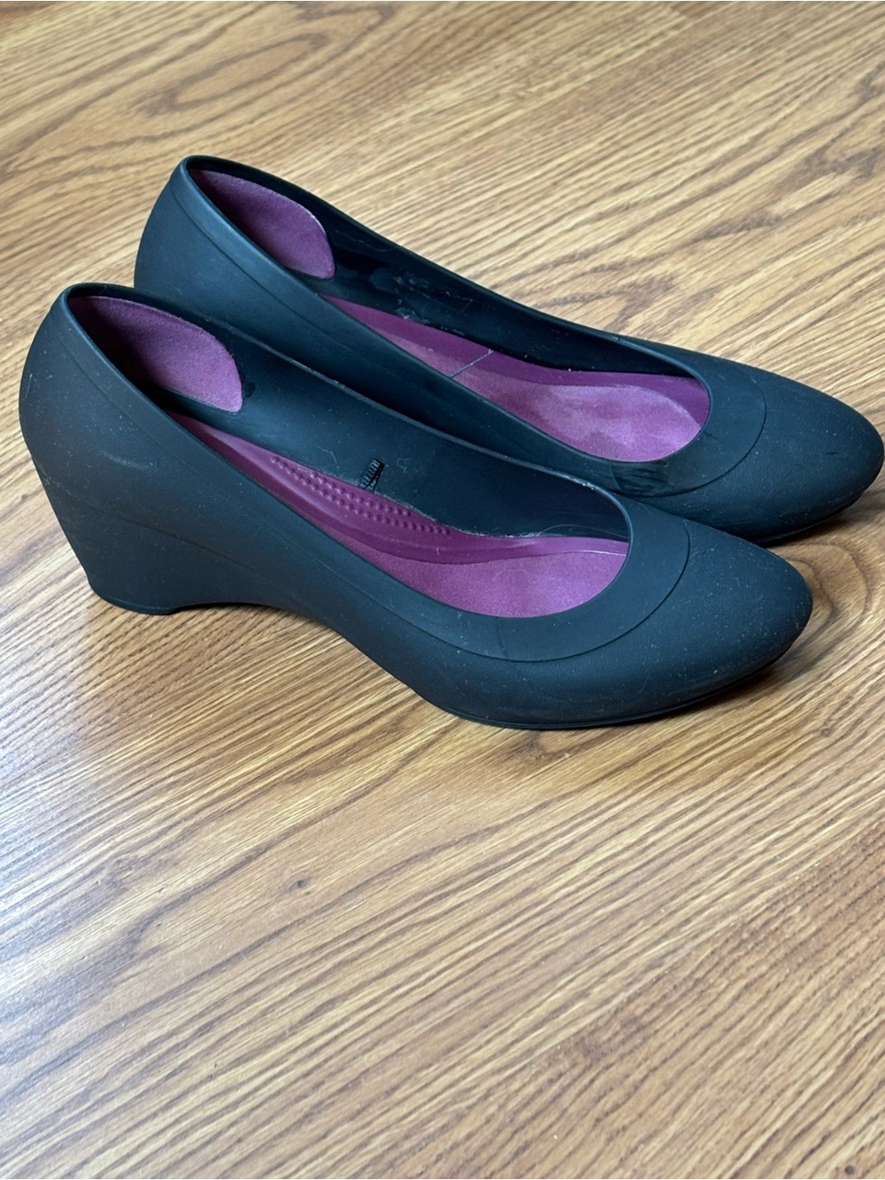 CROCS Black Wedge Pumps with Plum Insole